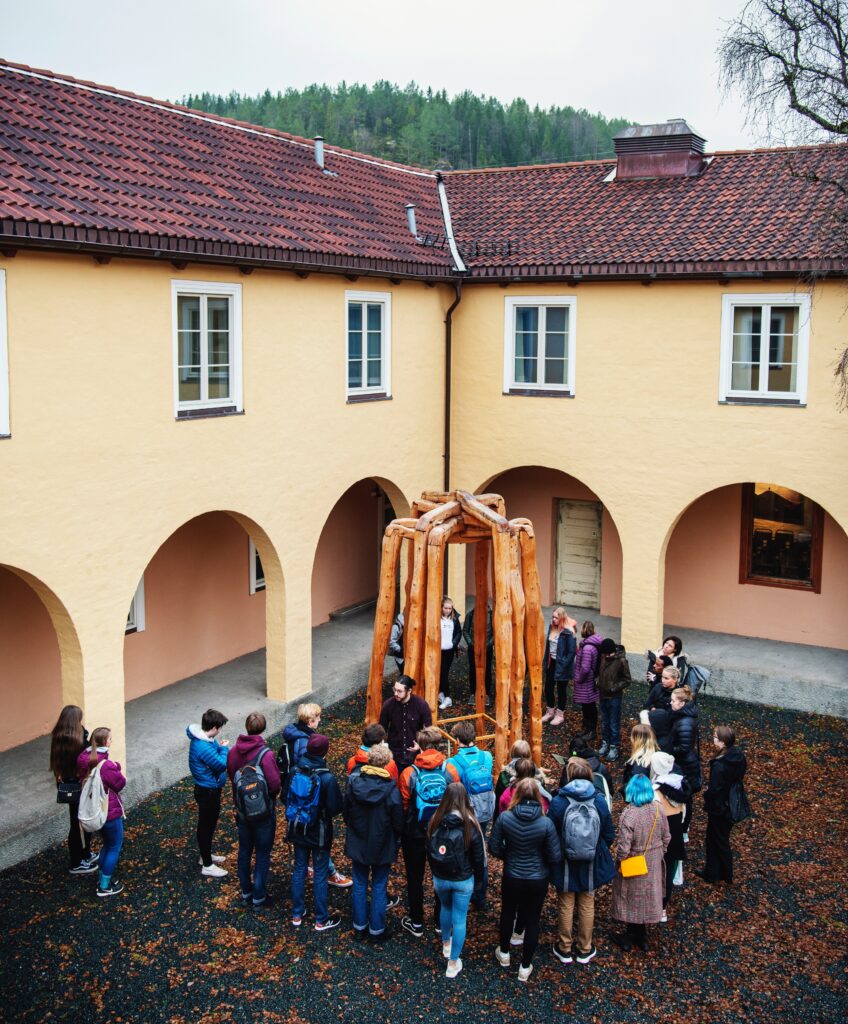 Ungdomar samlade runt ett minnesmärke vid Falstadsenteret