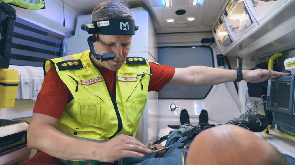 Bilde: Paramedic Tom Bakken har videokontakt med lege for å få veiledning.Foto: Sykehuset Innlandet