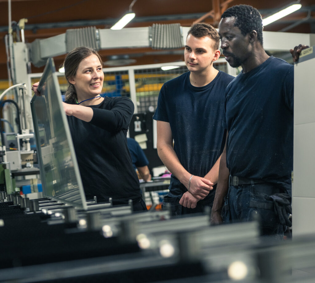 Tre ungdomar i verkstadsmiljö