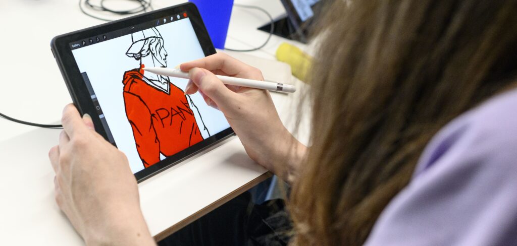 Kvinna tecknar på digital skärm